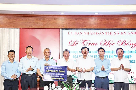 Đại diện Công ty TNHH Gang thép Hưng Nghiệp Formosa Hà Tĩnh trao biểu trưng hỗ trợ học bổng cho sinh viên trên địa bàn thị xã Kỳ Anh (Hà Tĩnh).