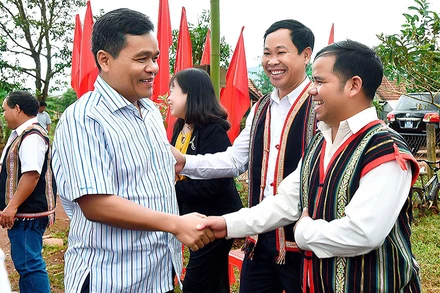 Đồng chí Hồ Văn Niên và các trí thức trẻ người dân tộc thiểu số tỉnh Gia Lai. (Ảnh Đức Thụy)