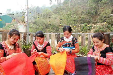 Phụ nữ xã Háng Đồng (huyện Bắc Yên, Sơn La) thêu hoa văn trên trang phục truyền thống.