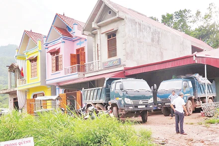 Nhiều hộ dân ở thôn bản Quầy, xã Bắc Xa, huyện Đình Lập (Lạng Sơn) xây được nhà kiên cố, nhờ phát triển kinh tế đồi rừng.