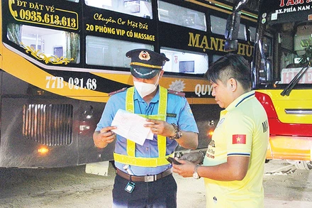 Thanh tra Giao thông Thành phố Hồ Chí Minh kiểm tra xe khách giường nằm lưu thông khu vực thành phố Thủ Đức. (Ảnh THẾ ANH)