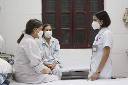 Bác sĩ Viện Sức khỏe tâm thần quốc gia trao đổi cùng các bệnh nhân điều trị rối loạn giấc ngủ.