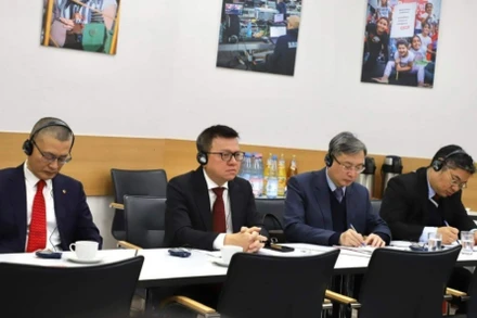 Đồng chí Lê Quốc Minh (thứ hai từ trái sang) và Đoàn đại biểu Đảng ta dự Đối thoại chính sách lần thứ 4 giữa Đảng Cộng sản Việt Nam và Đảng Cánh tả Đức.