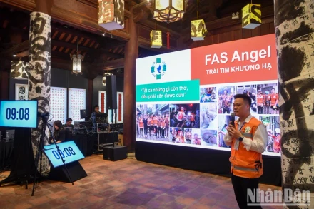Ông Phạm Quốc Việt trong buổi trình bày dự án của FAS Angel tại Vòng chung khảo Giải thưởng Hành động vì Cộng đồng của Báo Nhân Dân.