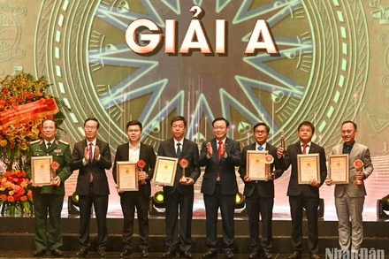 Chủ tịch Quốc hội Vương Đình Huệ và Thường trực Ban Bí thư Võ Văn Thưởng trao giải A cho các tác giả, nhóm tác giả. (Ảnh: DUY LINH)