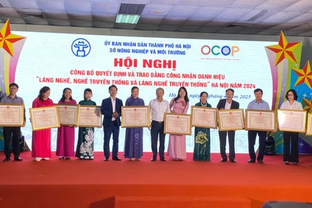 Trao Bằng công nhận danh hiệu "Làng nghề, Nghề truyền thống và Làng nghề truyền thống" Hà Nội năm 2024.