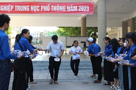 Các thí sinh hoàn thành môn Ngoại ngữ.