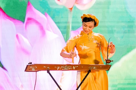 Trịnh Thị Thanh Trang biểu diễn nhạc cụ tại một chương trình liên hoan dành cho đoàn viên, người lao động.