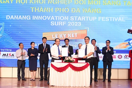 Các đơn vị kí kết hợp tác về khởi nghiệp đổi mới sáng tạo.