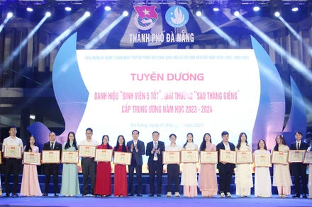 Khen thưởng "Sinh viên 5 tốt"