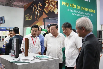 Đại biểu tham quan sản phẩm tại Triển lãm.