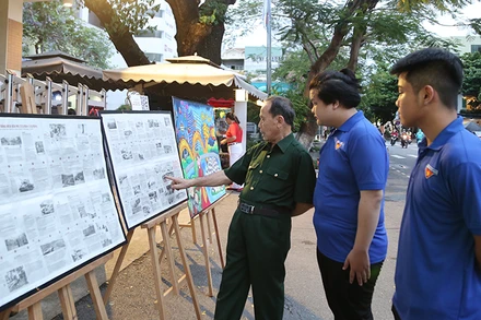 Cựu chiến binh Trần Minh Tân giới thiệu các mốc lịch sử của Chiến dịch Điện Biên Phủ.