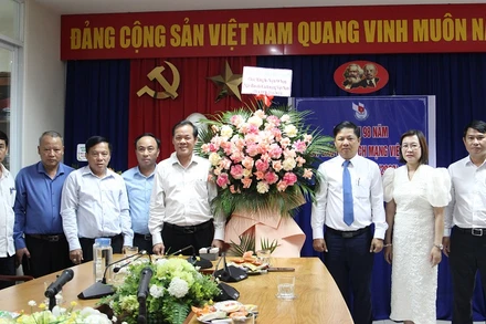 Lãnh đạo thành phố Đà Nẵng thăm, chúc mừng Cơ quan thường trực Báo Nhân Dân tại Đà Nẵng.