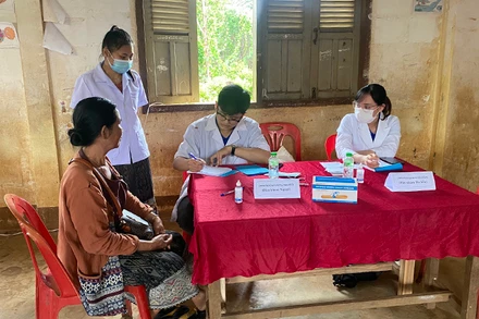 Khám bệnh miễn phí cho người dân.