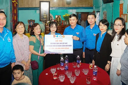 Trao hỗ trợ xóa nhà tạm cho đoàn viên, thanh niên.