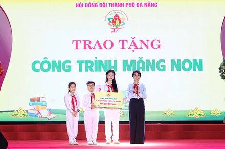 Trao tặng hỗ trợ xóa nhà tạm cho thiếu nhi.