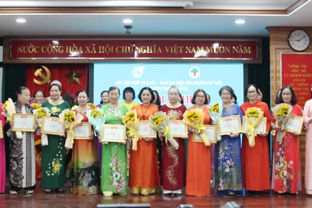 Biểu dương các gương phụ nữ tiêu biểu.