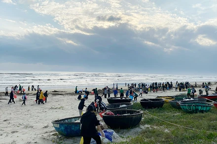 Lực lượng đoàn thanh niên ra quân dọn bãi biển.