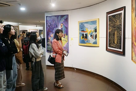 Đại biểu xem các tác phẩm triển lãm.