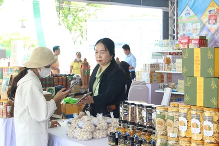 Khách hàng đến giao dịch, mua sắm không tiền mặt tại khu trưng bày, giới thiệu sản phẩm.