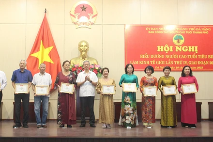 Những cá nhân đạt "Người cao tuổi làm kinh tế giỏi" được Trung ương Hội trao tặng danh hiệu 