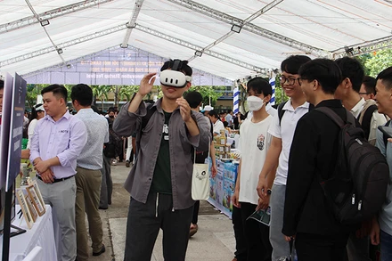 Nhiều dự án khởi nghiệp công nghệ hấp dẫn sinh viên tại Ngày hội khởi nghiệp Đà Nẵng.