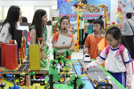 Các em học sinh thuyết trình về gian hàng triển lãm của trường