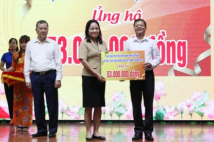 Các đơn vị trao tặng tiền hỗ trợ.