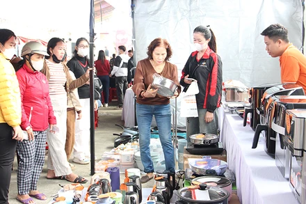 Người dân mua sắm tại Phiên chợ Nghĩa tình.