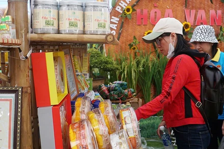 Sản phẩm thu hút người dân đến mua sắm.