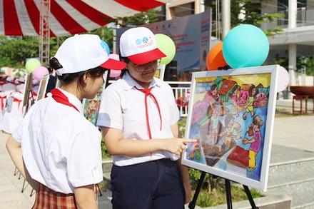 Triển lãm tranh của các em học sinh.