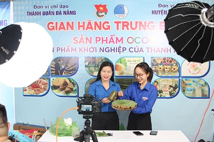 Các Streamer tay ngang áo xanh bán sản phẩm OCOP địa phương.