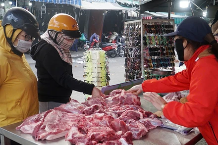 Người dân mua thịt tại điểm bán quận Liên Chiểu.