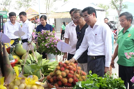 Đại biểu tham quan sản phẩm của nông dân Hòa Vang.