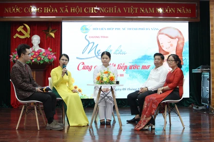 Đại diện các mẹ, con và đơn vị giao lưu, chia sẻ về mô hình.