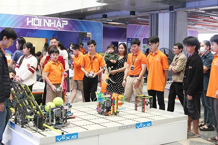 Học sinh trải nghiệm Robot VEX IQ.