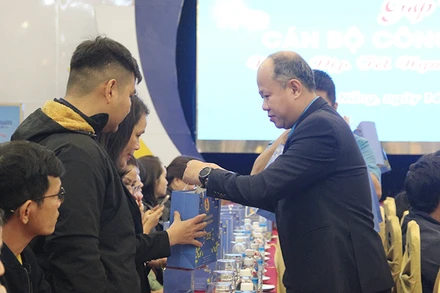 Tặng quà Tết cho cán bộ công đoàn, nghiệp đoàn cơ sở.