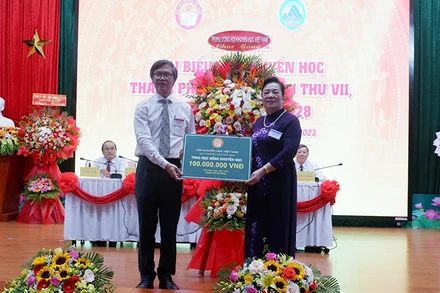 Phó Chủ tịch Hội Khuyến học Việt Nam Phạm Thị Hòe trao tặng học bổng.