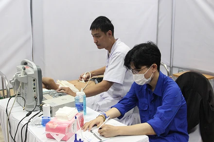 Siêu âm cho người dân đến khám bệnh tại ngày hội.