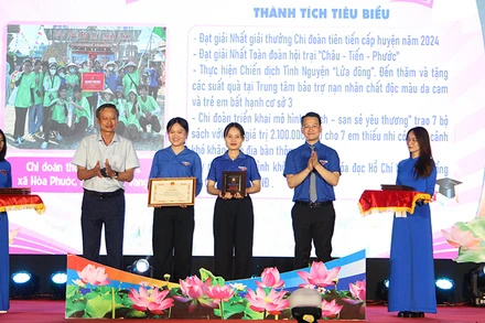 Tuyên dương Chi đoàn tiên tiến.
