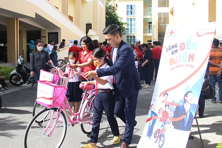 Các em có xe đạp mới để đi học.