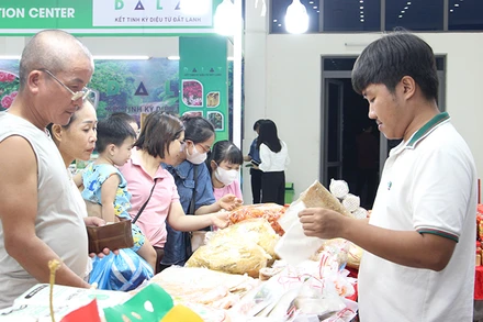 Người dân mua sắm hàng Việt tại Hội chợ.