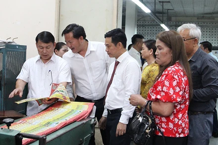 Nhà xuất bản và Phát hành sách Quốc gia Lào tham quan xưởng In Báo Nhân dân