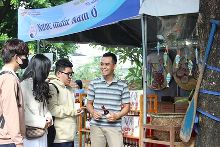 Học sinh tìm hiểu về làng nghề nước mắm Nam Ô.