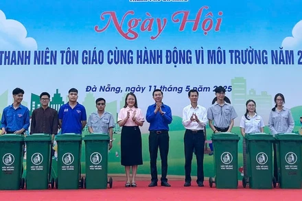 Trao tặng thùng rác nhằm nâng cao công tác tuyên truyền về thu gom, phân loại, tái chế rác thải sinh hoạt tại nguồn. (Ảnh: THANH TÂM)