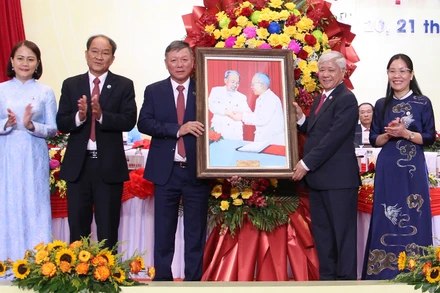 Đồng chí Đỗ Văn Chiến, Ủy viên Bộ Chính trị, Bí thư Trung ương Đảng, Chủ tịch Ủy ban Trung ương Mặt trận Tổ quốc Việt Nam tặng hoa và quà chúc mừng Đại hội.