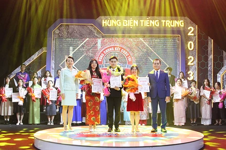 Trao giải cho các thí sinh xuất sắc.