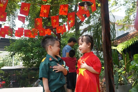 Các em nhỏ được bố mẹ dẫn đi chụp ảnh.