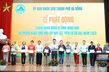 Tặng quà cho chị em phụ nữ khó khăn.