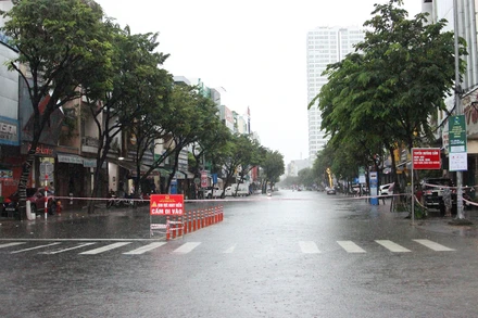 Đường Hàm Nghi (phường Vĩnh Trung, quận Thanh Khê) vẫn đang ngập.